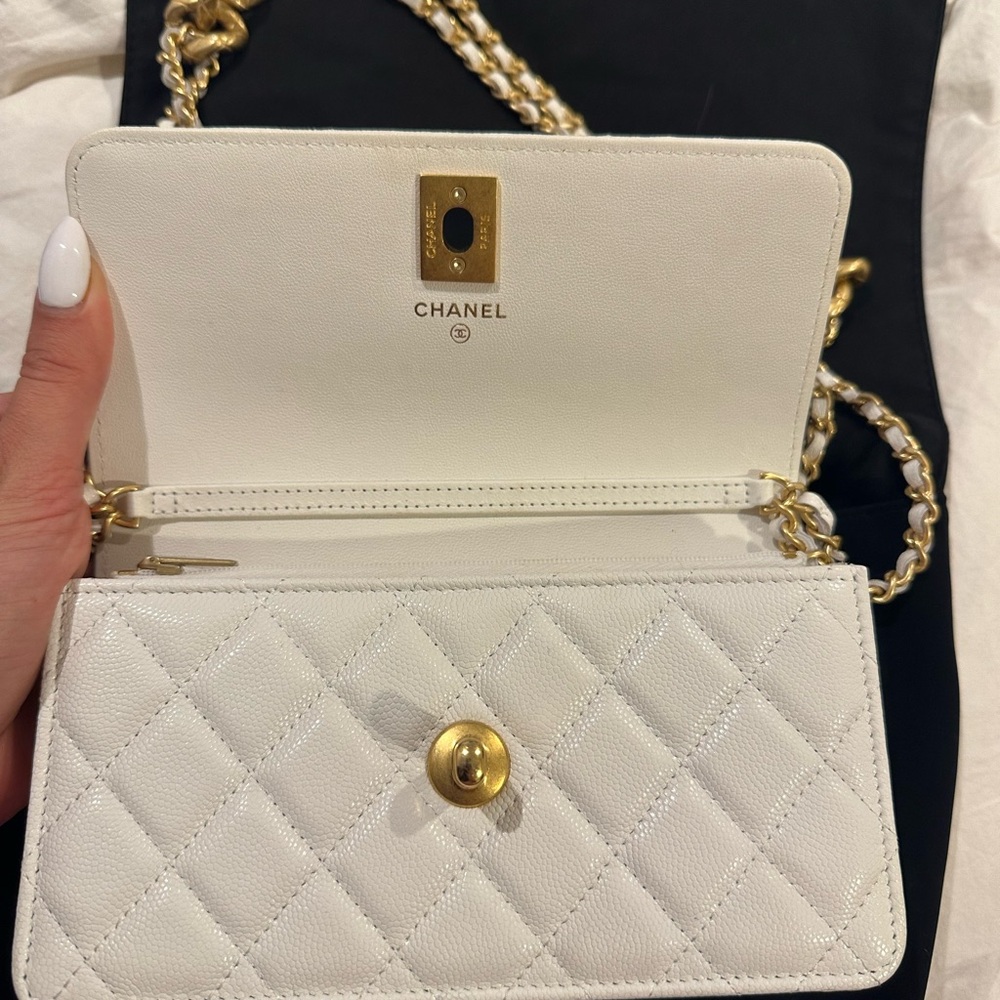 CHANEL White Quilted Clutch with Gold Chain - Picture 10 of 11